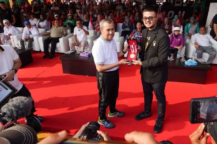 Gubernur Riau Syamsuar menerima rekor MURI.