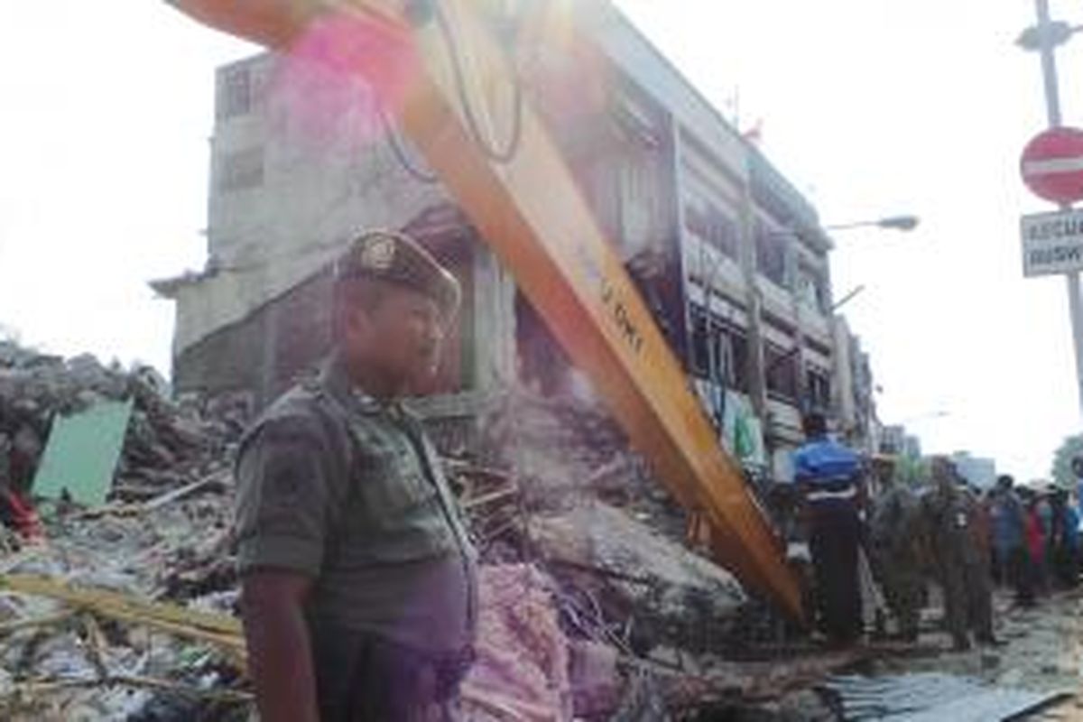 Lima dari tiga belas toko di Jalan Jatinegara Barat dibongkar tim terpadu Pemerintah Kota Jakarta Timur. Kamis (28/7/2014).