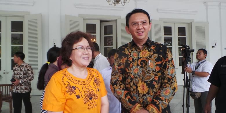 Gubernur DKI Jakarta Basuki Tjahaja Purnama saat mendengarkan aduan Sukmawati, warga yang mengeluh uangnya habis dimakan rayap, di Balai Kota DKI Jakarta, Kamis (23/2/2017).