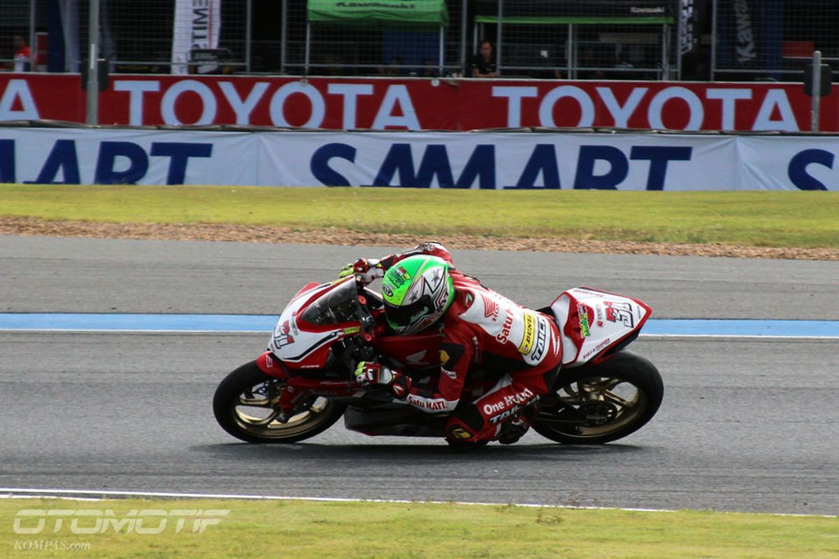 Pebalap Astra Honda Racing Team (AHRT) Gerry Salim di kualifikasi Asia Road Racing Championship (ARRC) kelas AP250 yang digelar di Chang International Circuit, Buriram, Thailand, Jumat (1/12/2017).