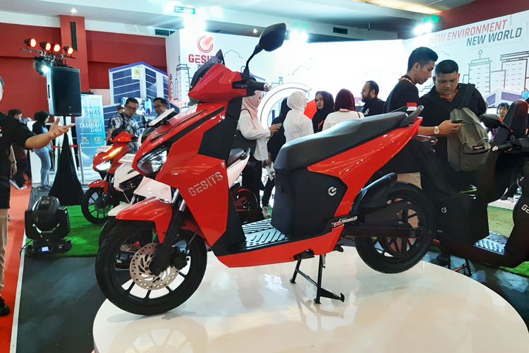 Skuter listrik Gesits resmi meluncur di Telkomsel IIMS 2019.