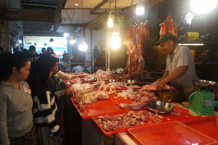 Saat ini beberapa komoditi pangan di Kota Batam, Kepulauan Riau (Kepri), kembali alami kenaikan harga, terutama ayam potong, telur dan cabe mengalami kenaikan harga hingga 35 persen.