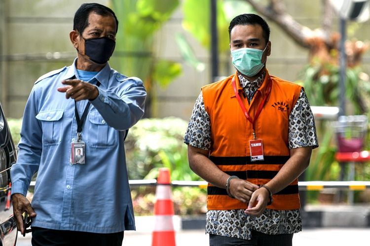 Tersangka kasus dugaan suap gratifikasi senilai Rp46 miliar Rezky Herbiyono (kanan) bersiap menjalani pemeriksaan di gedung KPK, Jakarta, Kamis (30/7/2020). Rezky yang merupakan menantu dari mantan Sekretaris Mahkamah Agung (MA) Nurhadi diperiksa sebagai tersangka terkait suap dan gratifikasi penanganan perkara di MA. ANTARA FOTO/M Risyal Hidayat/nz