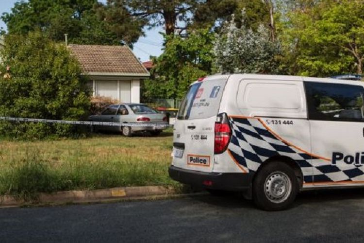Polisi mendatangi sebuah rumah di Watson, pinggiran Canberra, Australia, Rabu (25/10/2017) pagi, setelah seeorang anjing menyerang hingga menewaskan seorang wanita dan melukai seorang pria.