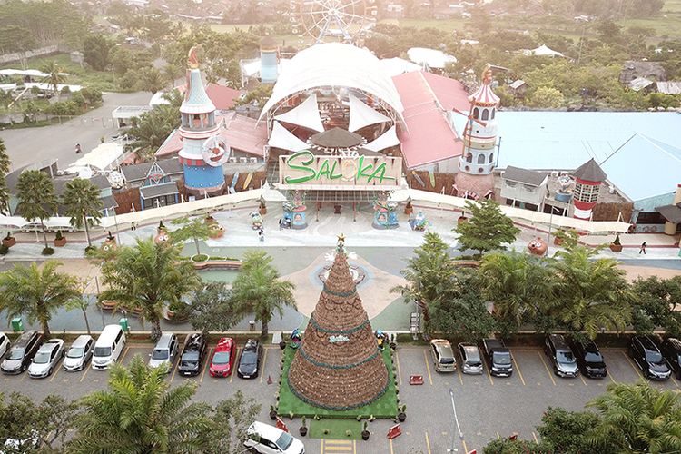 Pohon natal dari tanaman eceng gondok menjadi pusat perhatian di halaman utama Saloka Theme Park, Kabupaten Semarang, Jawa Tengah. 