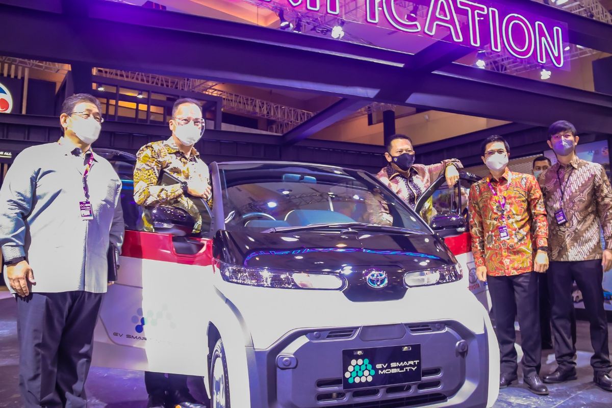 Menteri Perindustrian Agus Gumiwang Kartasasmita ketika mengunjungi Pameran Indonesia International Motor Show (IIMS) Hybrid 2021 di Jakarta, Kamis (15/4).