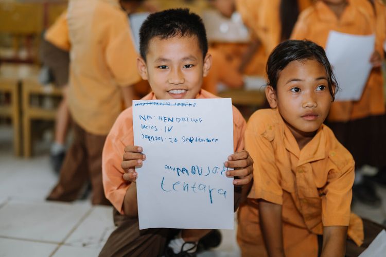 Perjuangan tim Eiger membagikan tas sekolah gratis untuk anak-anak di Sekolah Dasar Negeri (SDN) Madobag 07 dan SDN Madobag 04 di Dusun Buttui di Kecamatan Siberut Selatan, Kabupaten Kepulauan Mentawai.