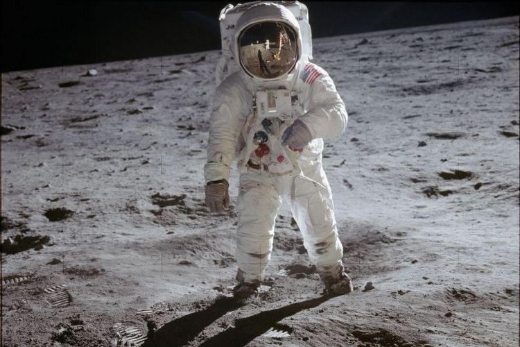 Foto Edwin ?Buzz? Aldrin di permukaan Bulan pada Misi Apollo 11. 