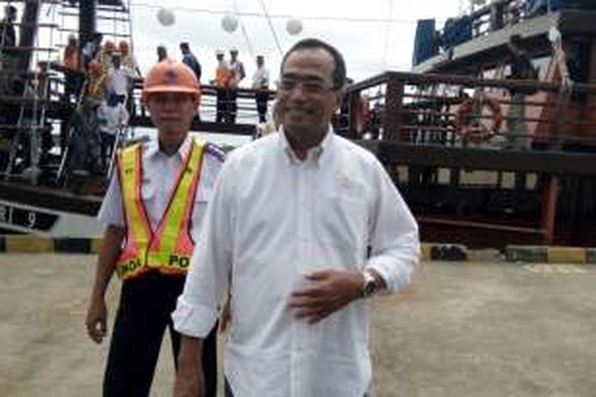 Menteri Perhubungan Budi Karya Sumadi saat berkunjung ke Pelabuhan Benoa, di Denpasar, Bali, Minggu (23/10/2016).