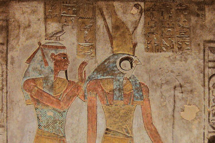 Relief Horus yang dikenal sebagai dewa langit, dewa pelindung, sekaligus dewa perang dalam Mitologi Mesir.