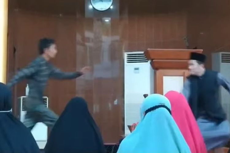 Ustaz Abu Syahid Chaniago diserang oleh orang tidak dikenal (OTK) saat tengah memberikan ceramah ke ibu-ibu pengajian di Masjid Baitussyakur, Kota Batam, Senin (20/9/2021).