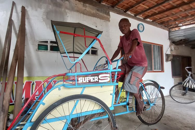 Ponidjan dengan becak barunya yang dibelikan polisi.