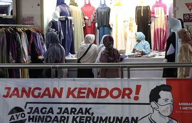 Warga berbelanja di Blok B Pasar Tanah Abang, Jakarta, Selasa (10/5/2022). Presiden Joko Widodo mengatakan, pemerintah tetap akan melanjutkan kebijakan pemberlakuan pembatasan kegiatan masyarakat (PPKM) di seluruh Indonesia hingga pemerintah yakin 100 persen bisa mengendalikan pandemi COVID-19. ANTARA FOTO/Reno Esnir/rwa.