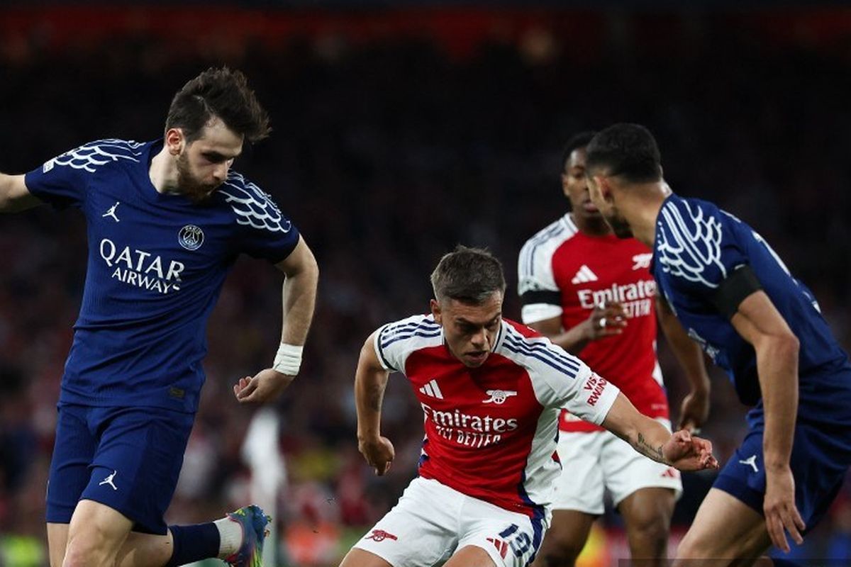 Leandro Trossard (tengah) dibayangi oleh Achraf Hakimi dan Khvicha Kvaratskhelia dalam pertandingan leg pertama Semifinal Liga Champions antara Arsenal vs PSG di Stadion Emirates di London utara, pada 29 April 2025. (Photo by FRANCK FIFE / AFP)