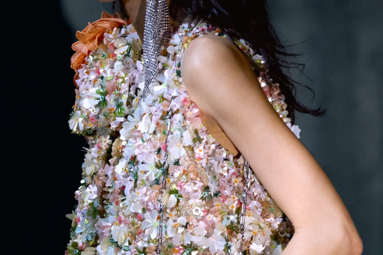 Koleksi pada pertunjukkan Dior Cruise 2027, Rabu (13/05) di David Geffen Galleries, Los Angeles County Museum of Art (LACMA), Los Angeles, Amerika Serikat