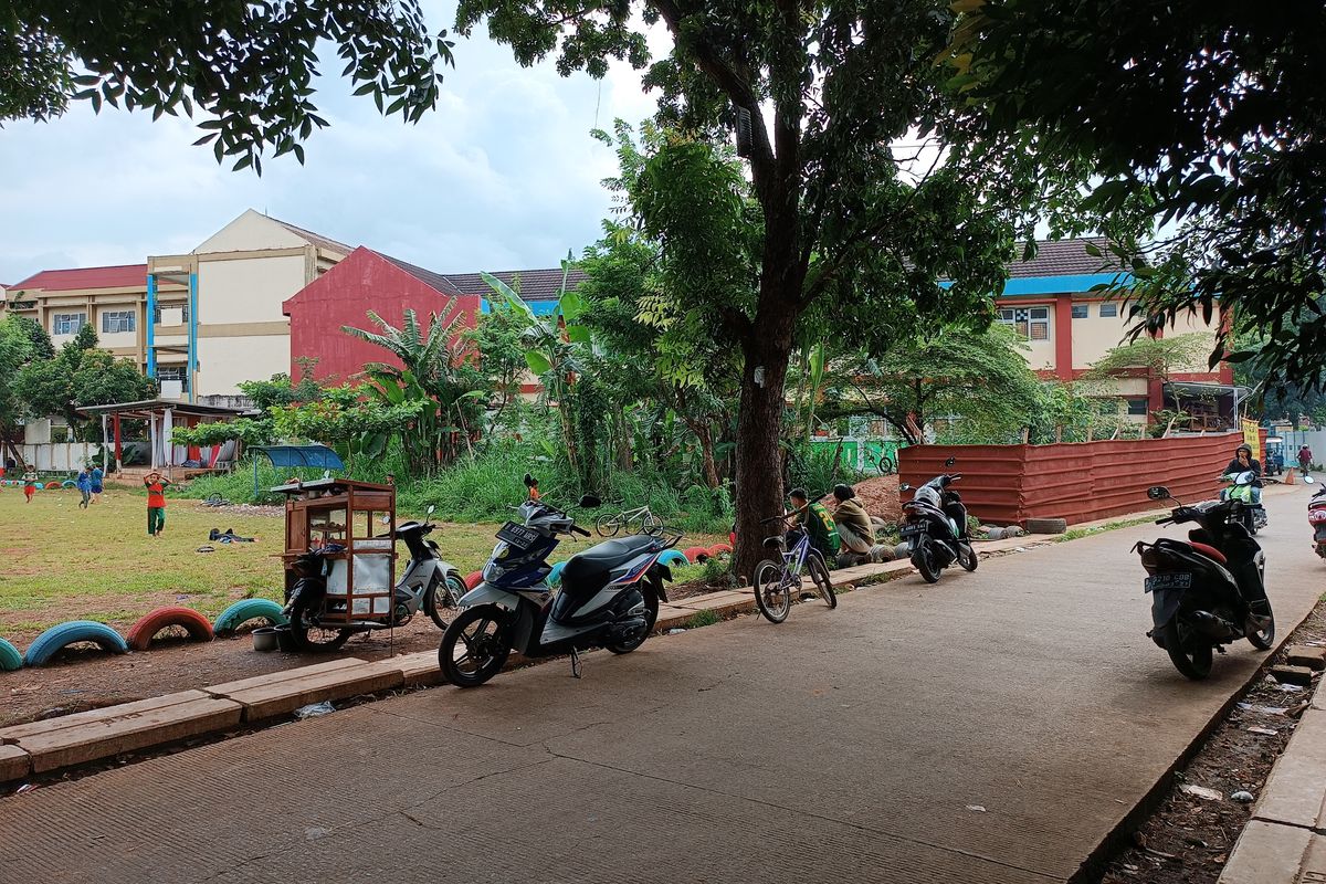 Pemasangan patok dilakukan di lahan yang berbatasan dengan lapangan atau tepatnya di seberang UPT Puskesmas Pondok Kacang Timur. Pada Selasa (15/11/2022) sore lahan itu masih digunakan oleh warga sekitar terutama anak-anak untuk bermain sepak bola. 