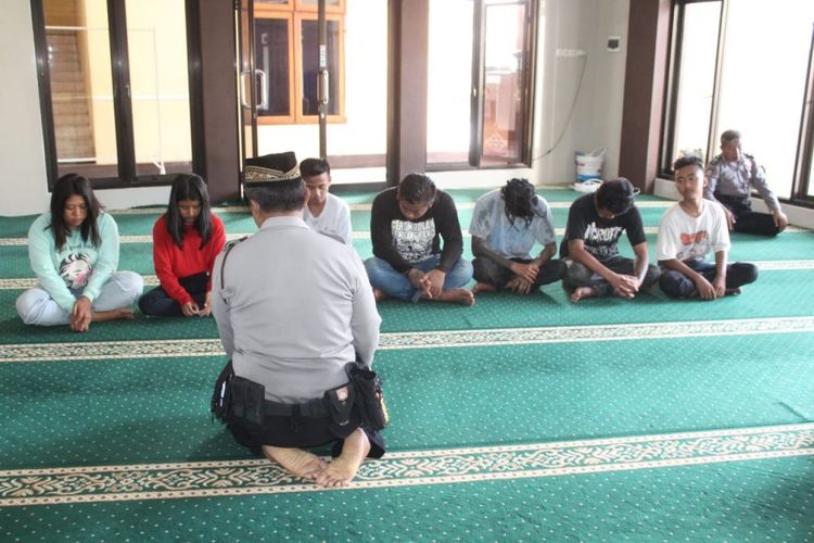 Tujuh remaja saat dikumpulkan di masjid Mapolres Jember, mereka disuruh membaca istighfar