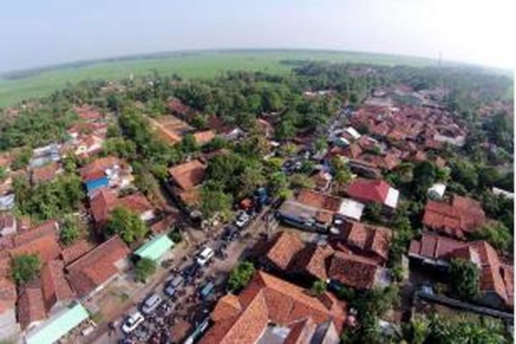 Pemudik motor terjebak macet di jalur alternatif Karawang-Cikampek, Cilamaya, Karawang, Jawa Barat, Sabtu (27/7/2014). Arus mudik ke kota-kota di Jawa Barat, Jawa Tengah dan Jawa Timur diperkirakan akan masih padat hingga H-1 Lebaran.