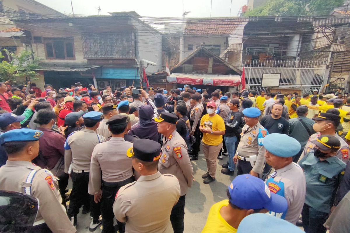 Warga di Jalan Tangki Mal, Mangga Besar, Jakarta Barat menolak penggusuran yang dilakukan PN Jakarta Barat, Kamis (31/8/2023). 