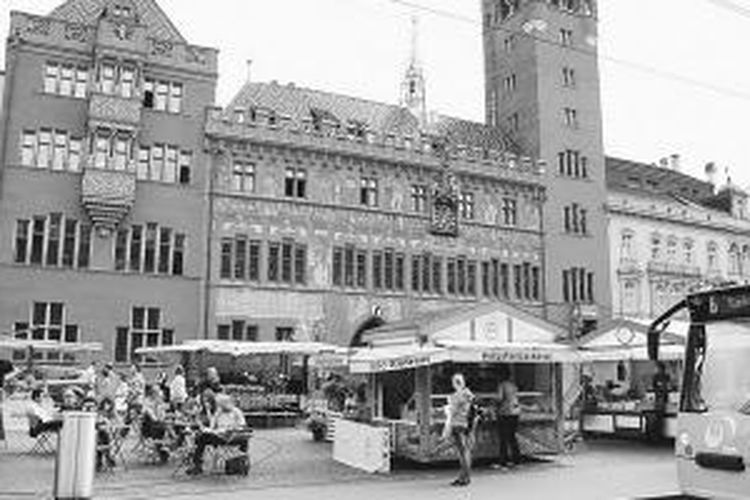 Marktplatz, Pusat Kota Tua Basel, Swiss, dengan latar belakang Rathaus, gedung balai kota yang berwarna merah, Selasa (27/8/2013). Lokasi ini merupakan titik awal sekaligus akhir dari tur 'Lima Jalan Menelusuri Kota Tua Basel'.