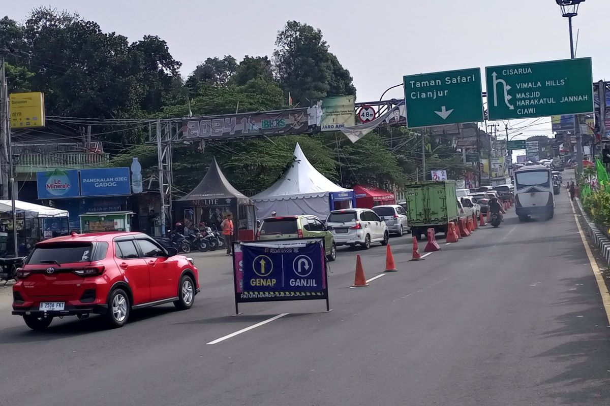 Situasi arus lalu lintas saat diterapkan ganjil genap di Jalur Puncak Bogor, Simpang Gadog, Ciawi, Selasa (26/12/2023).