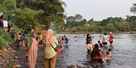 Sungai Cisadane Surut Imbas Kemarau, Kini Jadi Tempat Rekreasi Warga Keranggan Tangsel