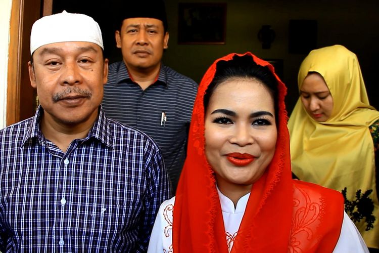 Puti Guntur Soekarno berdiri berdampingan dengan Kiayi Adib Rofiuddin di halaman rumahnya usai silaturahmi kebangsaan, di Buntet Pondok Pesantren, Kabupaten Cirebon, Kamis (10/8/2017). 