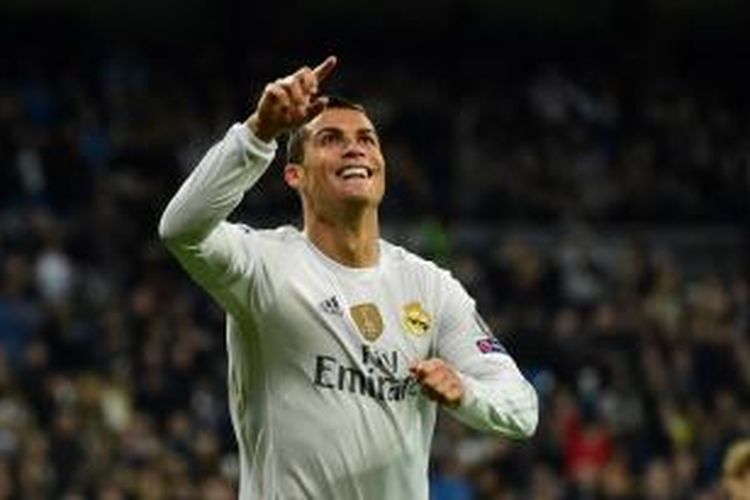Bintang Real Madrid, Cristiano Ronaldo, merayakan golnya ke gawang Malmo, 8 Desember 2015.
