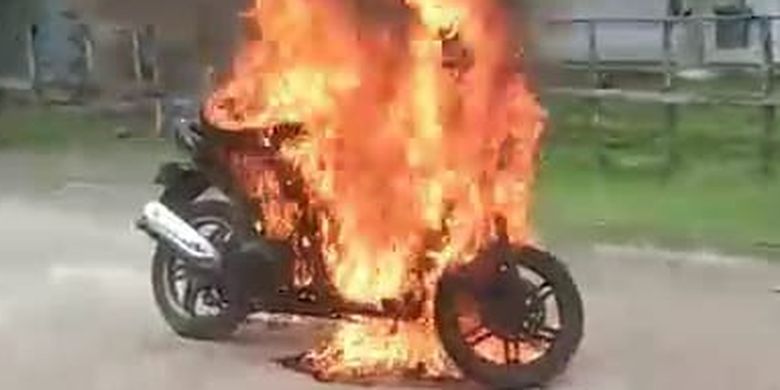 Tangkapan foto dari video motor guru di Madura, Ahmad Nurdin (50), yang dibakar muridnya.