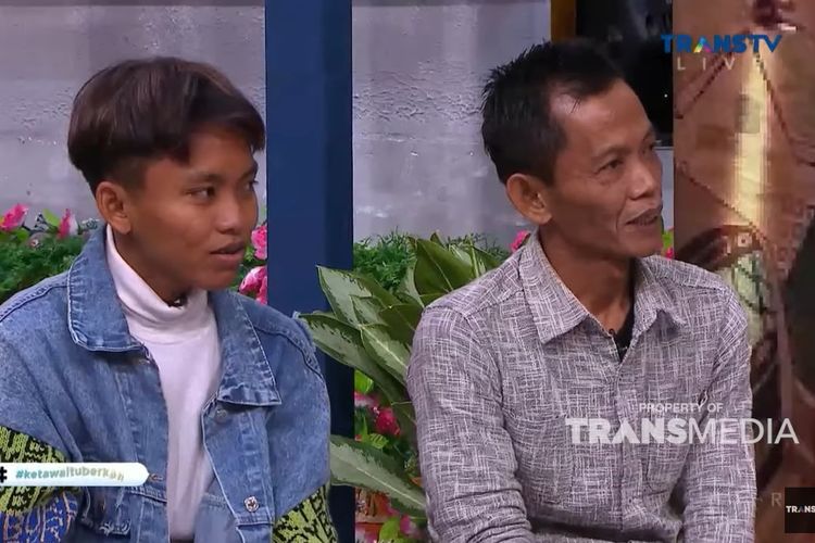 Roy, remaja yang terkenal berkat Citayam Fashion Week, (kiri) dan Jamaludin ayahnya di acara Ketawa Itu Berkah TransTV.