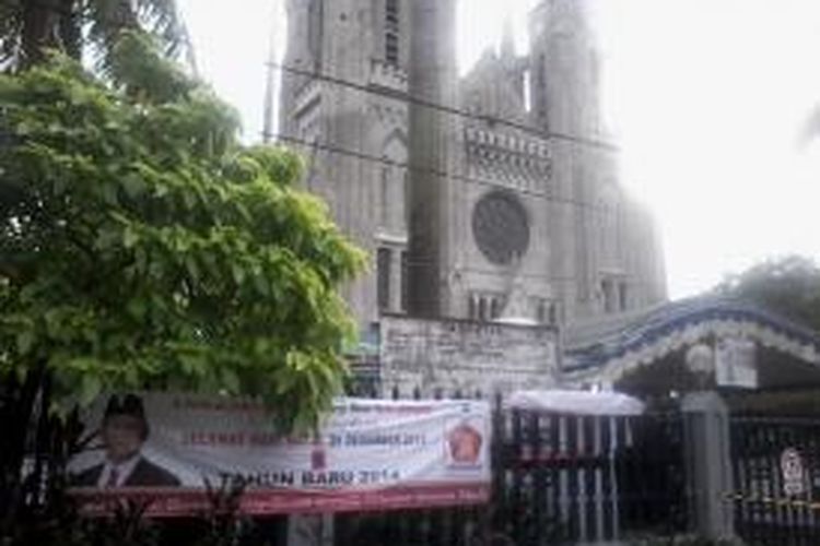 Spanduk Selamat Natal dan Tahun Baru yang dipasang para politisi di pagar Gereja Katedral, Jakarta Pusat, Jumat (25/12/2013).