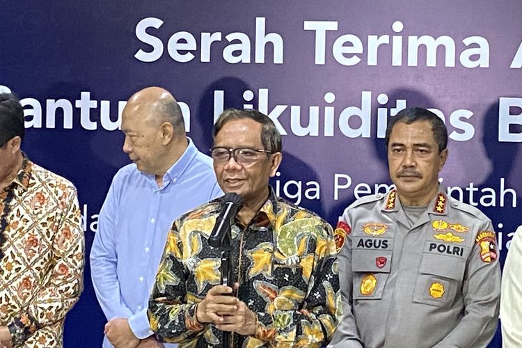 Menteri Koordinator Bidang Politik, Hukum, dan Keamanan (Menko Polhukam) Mahfud MD  usai acara serah terima aset BLBI di Kantor Kemenkeu, Jakarta Pusat, Selasa (6/6/2023).