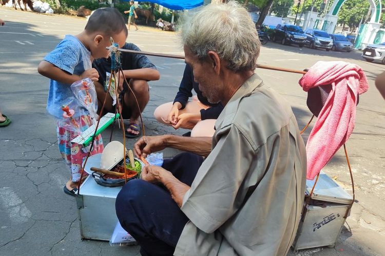 Adang (65) sudah berjualan gulali selama 40 tahun di Jakarta