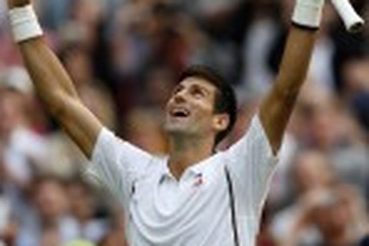 Petenis Serbia, Novak Djokovic, tersenyum setelah meraih kemenangan atas petenis Perancis, Jeremy Chardy, pada babak ketiga turnamen grand slam Wimbledon, Sabtu 929/6/2013).