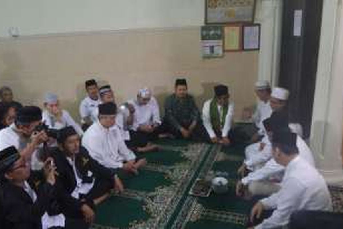 Wakil Gubernur DKI Jakarta Djarot Syaiful Hidayat berbuka puasa bersama warga Kampung Rawa di Masjid Nurul Muslimin, Kamis (9/6/2016). 