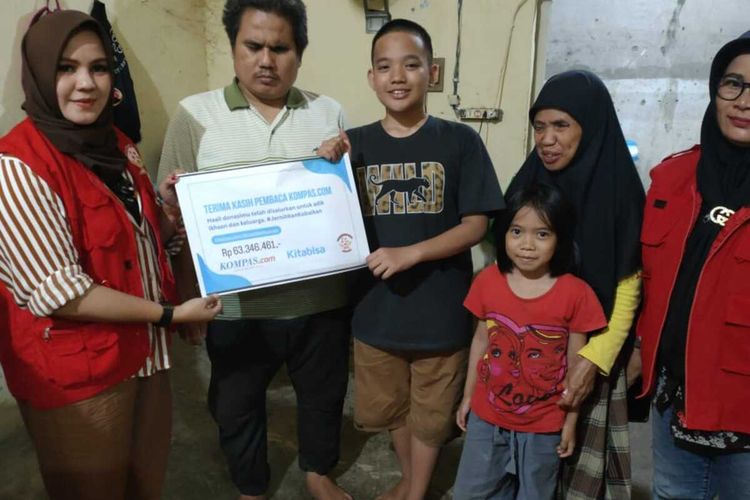 Kompas.com menyalurkan donasi pembaca yang terhimpun hingga Rp 63.346.461 untuk Iksan yang kesehariannya membantu kedua orang tuanya merupakan tuna netra jualan untuk memenuhi kebutuhan hidup keluarganya.