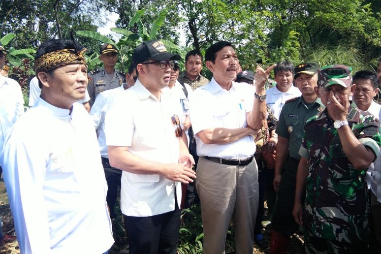 Menkomaritim Luhut Binsar Pandjaitan bersama Gubernur Jawa Barat Ridwan Kamil dan Bupati Bandung Dadang Naser saat meninjau kondisi oxbow Cicukang, Kecamatan Margaasih, Kabupaten Bandung, Rabu (5/12/2018).