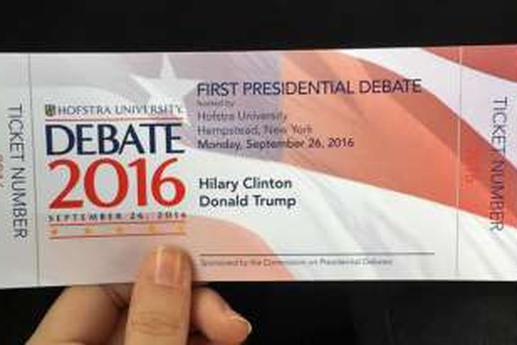 Kupon souvenir dalam acara debat kandidat Presiden AS di New York, yang ada di tangan pelajar Universitas Hofstra, salah cetak. Nama Hillary Clinton dicetak dengan ejaan 