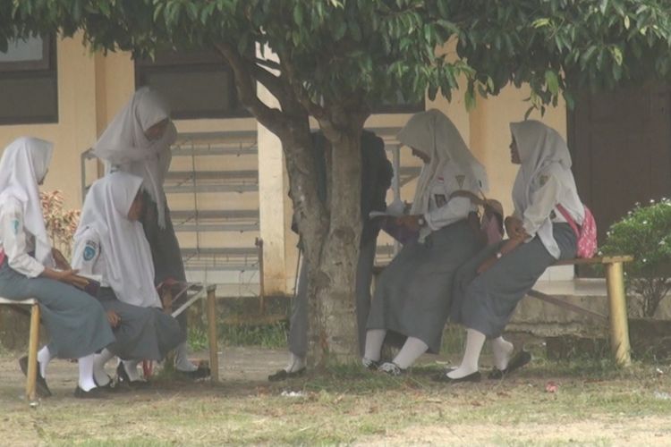 Sejumlah siswa tengah menunggu giliran sesi ke 2 dalam pelaksanaan Ujian Nasional Berbasis Komputer (UNBK) di SMK Negeri 1 Indralaya Utara yang dimulai hari ini