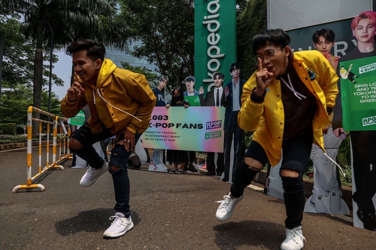 Fans k-pop yang tergabung dalam kpop4planet melakukan aksi dan menyerahkan petisi di Tokopedia Tower, Jakarta Selatan, Jumat (1/10/2021). Platform penggemar K-pop yang mendorong aksi iklim meminta perusahaan e-commerce terbesar di Indonesia, Tokopedia, untuk menggunakan 100% energi terbarukan pada 2030.