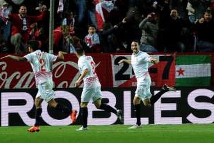 Pemain belakang Sevilla, Adil Rami (kanan), merayakan golnya ke gawang Celta Vigo pada semifinal pertama Copa del Rey di Stadion Ramon Sanchez Pizjuan, Kamis (4/2/2016).