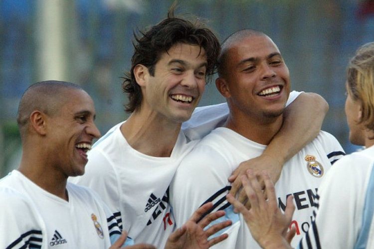 Dari kiri ke kanan: Roberto Carlos, Santiago Solari, Ronaldo, dan Michel Salgado, bercanda dalam sesi latihan Real Madrid, 21 Agustus 2003.