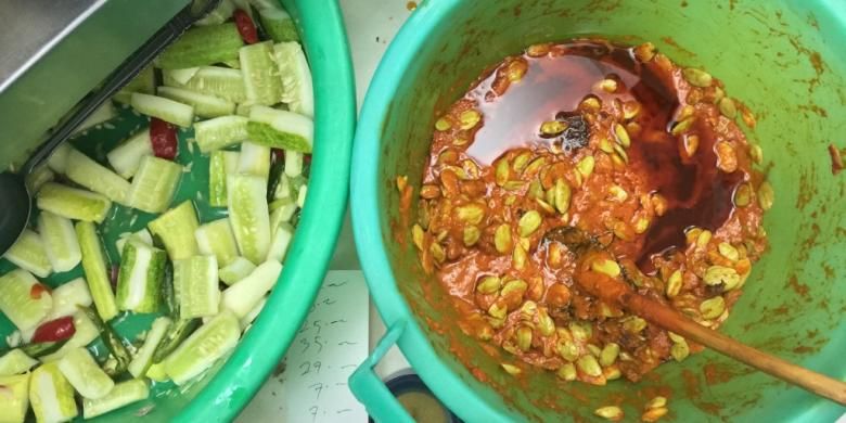 Sambal petai yang legendaris khas RM Pondok Djaja, serta acar timun segar.