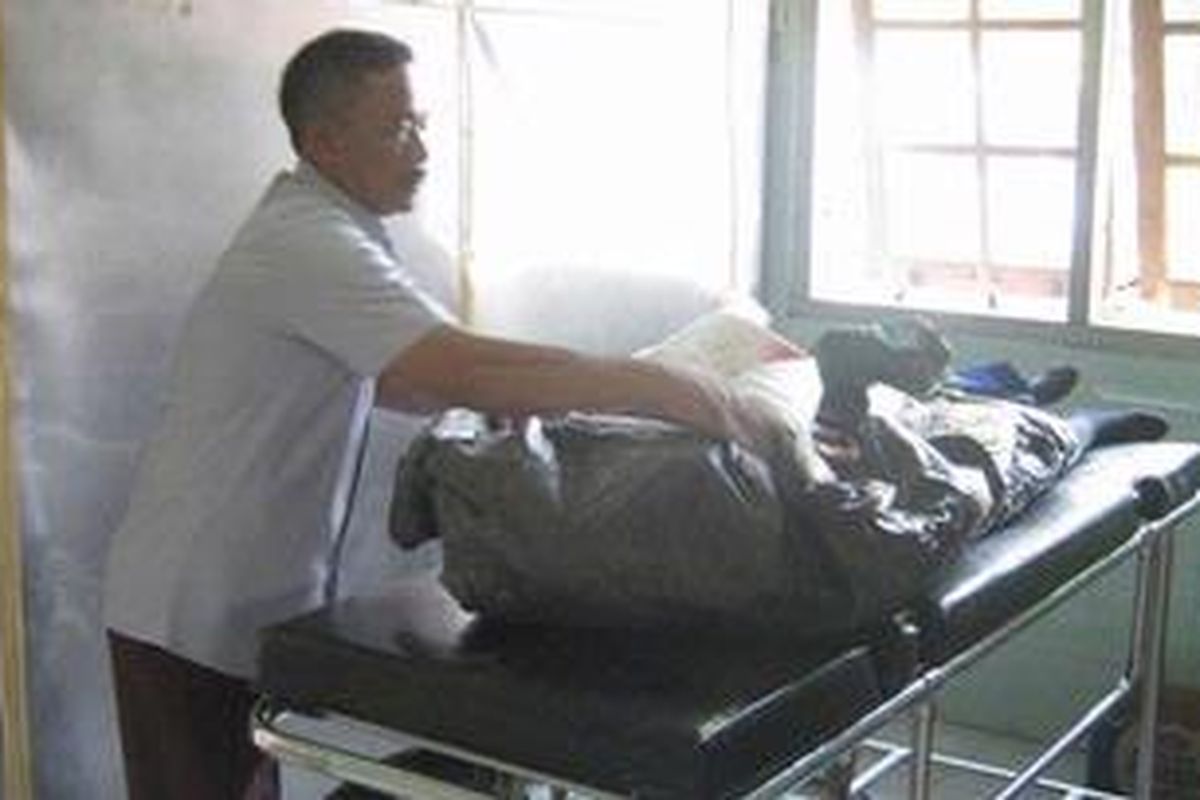 Jenazah Desi Ratna Astarini (16) yang mengalami kecelakaan di jalur pantura Brangsong-Kendal, Jawa Tengah di Rumah Sakit Dr Soewondo Kendal.