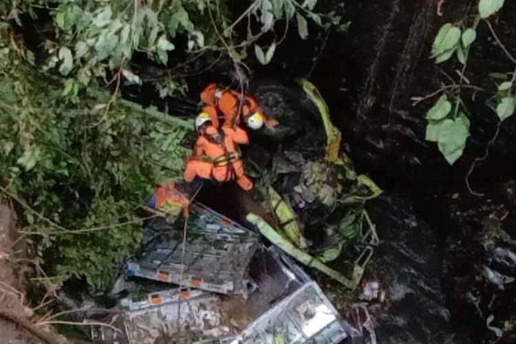 TIM SAR berjuang mengevakuasi pengemudi dan kernet truk yang masuk ke jurang sedalam 20 meter di Kabupaten Rejang Lebong, Minggu (14/8/2022).