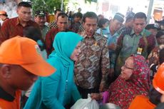 Jokowi dan Iriana Bagi-bagi Sembako di Kedoya