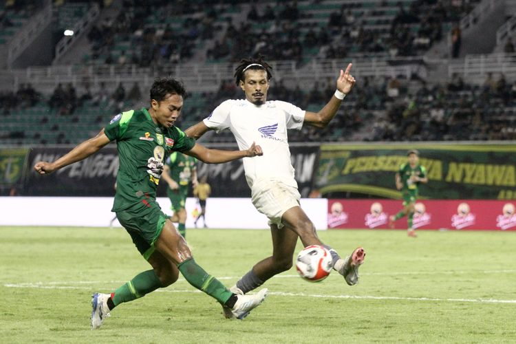 Pemain Persebaya Surabaya Riyan Ardiansyah menendang bola yang dihalau pemain PSM Makassar saat laga pekan ke-23 Super League 2025-2026 yang berakhir dengan skor 1-0 di Stadion Gelora Bung Tomo Surabaya, Rabu (25/2/2026) malam.