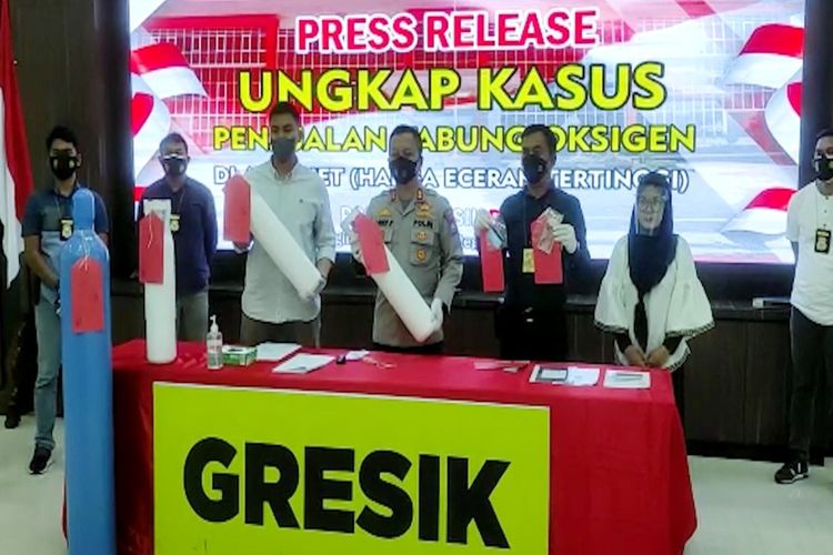Kapolres Gresik AKBP Arief Fitrianto (tengah) bersama jajaran, saat memperlihatkan barang bukti kejahatan.