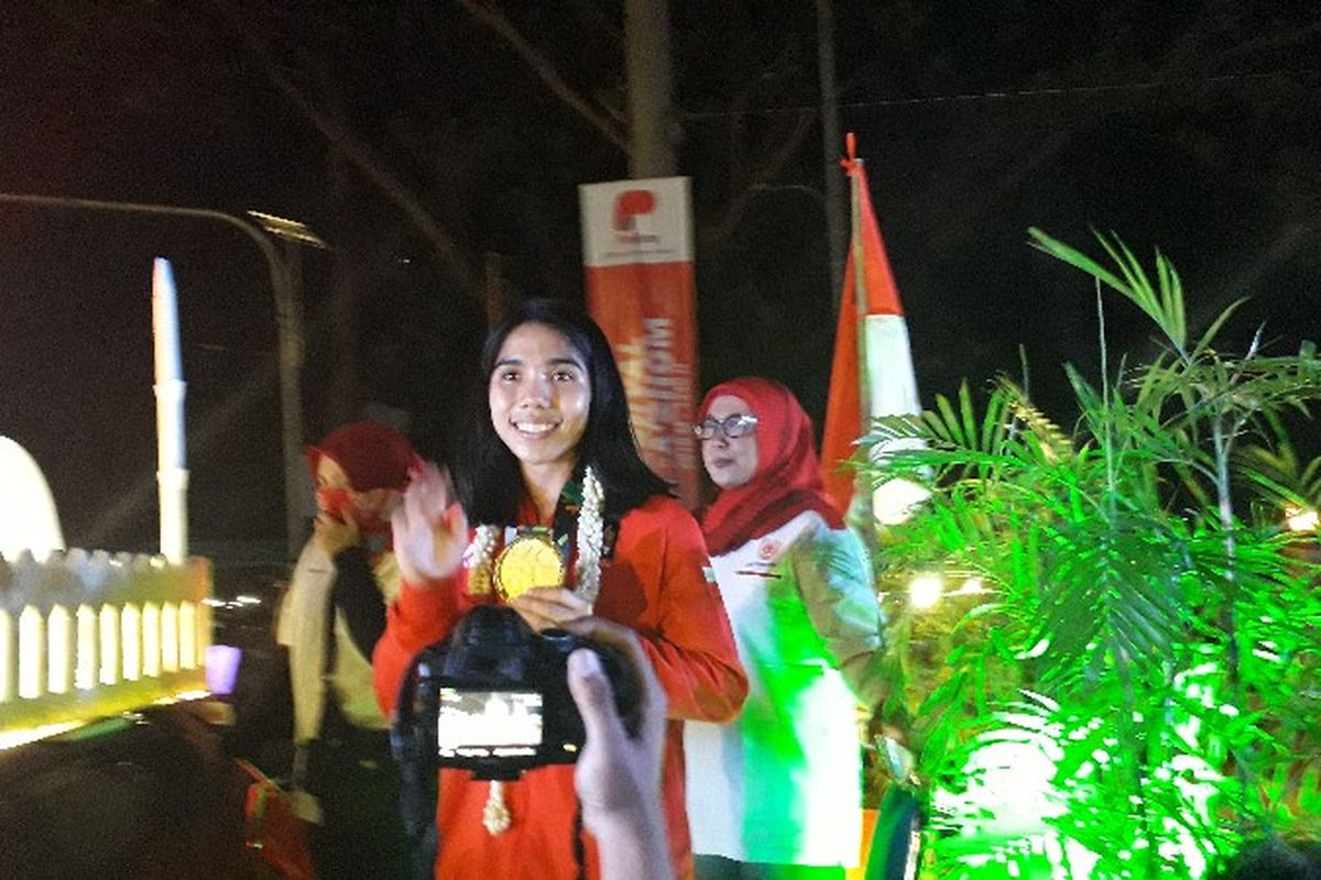 Peraih medali emas Asian Games 2018 dari cabang olahraga Tim Putri Panjat Tebing Rajiah Sallsabillah diarak dalam Pawai Obor Al Azhom di kawasan Pemerintah Kota Tangerang pada Senin (10/9/2018).