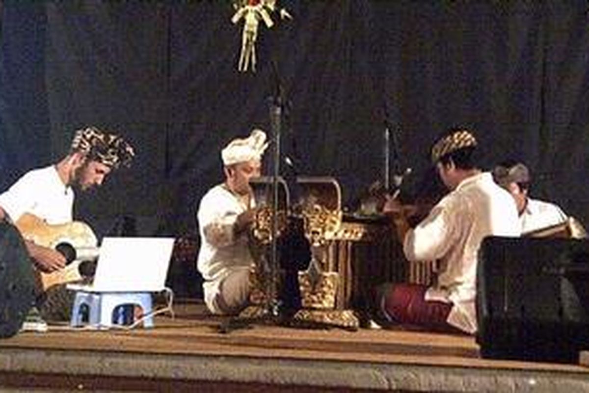 Repertoar musikal tradisional bertajuk 'Gegancangan' yang digubah oleh I Ketut Lanus dan Made Subandi menjadi salah satu bagian penghormatan yang ditampilkan dalam acara Tribute Night Ubud Writers and Readers Festival 2011 untuk penyair Bali, Ida Pedanda Made Sidemen, di Pura Dalem Ubud, Rabu (5/10/2011).